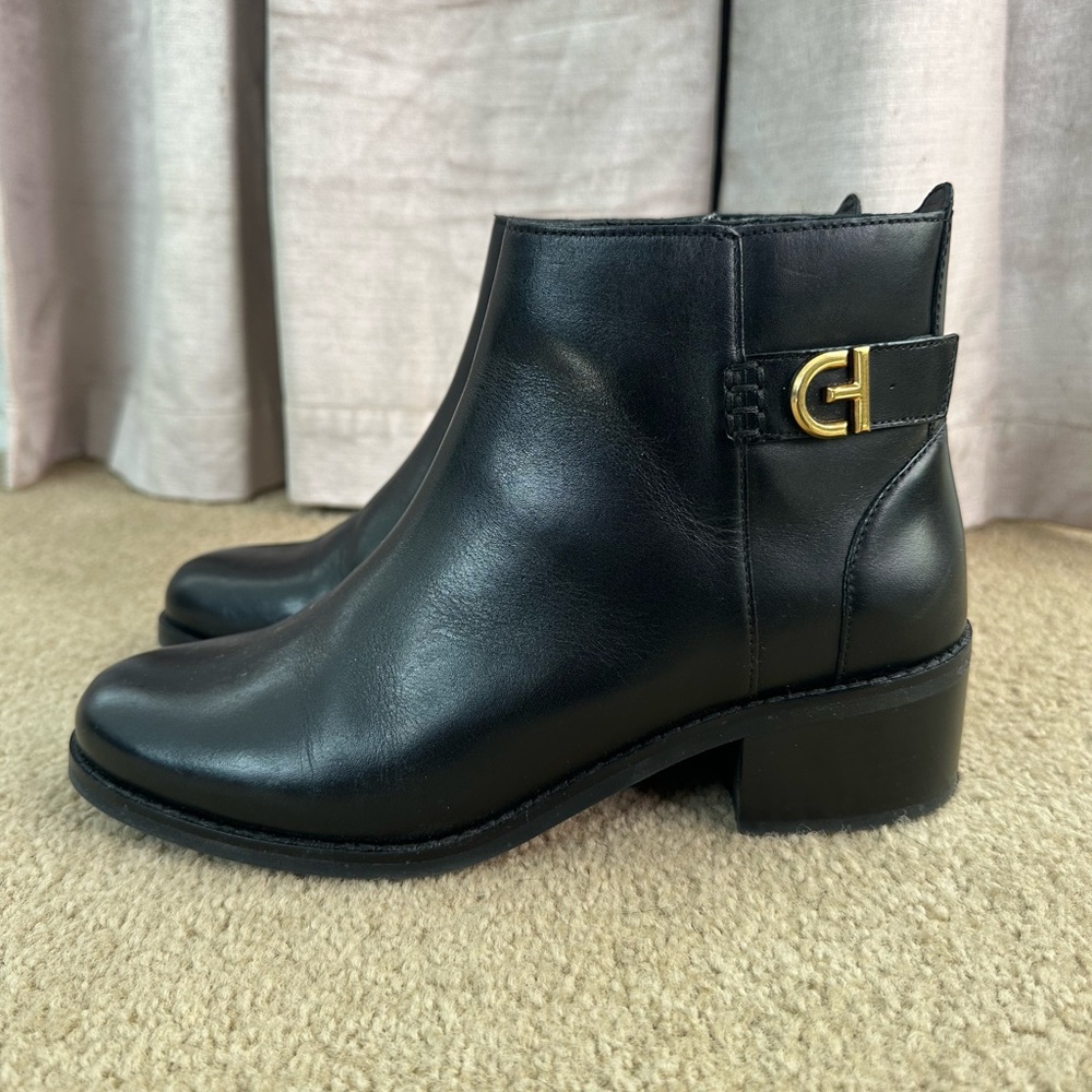 Cole Haan Womens Holis Black Leather Gold Logo Side Buckle Heeled Ankle Boot